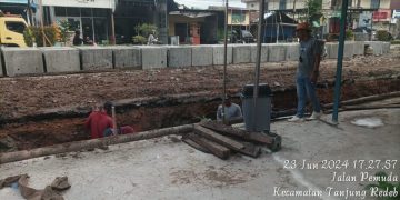 Proyek Pekerjaan Saluran Beton U-Gatter di jalan Pemuda, Pihak Kontraktor Maupun Pelaksana Proyek Abaikan K3 Dalam Bekerja.