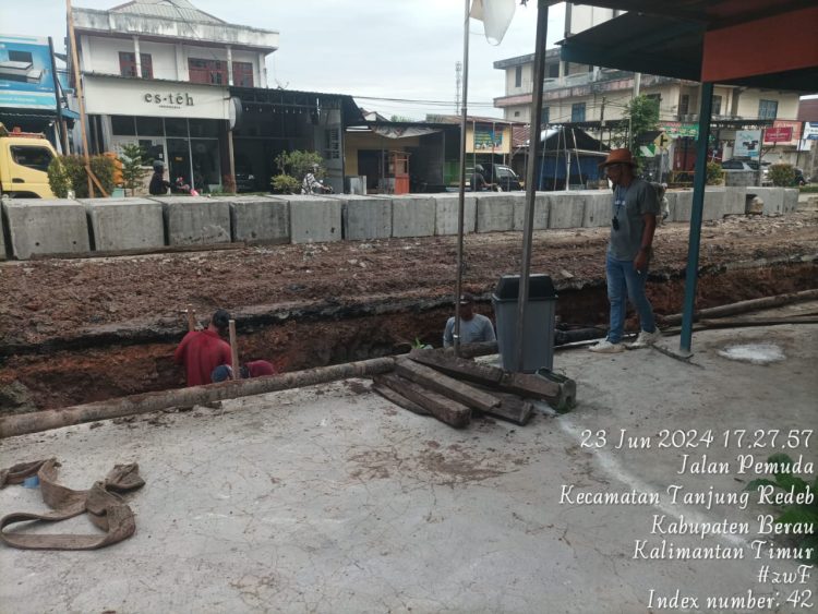 Proyek Pekerjaan Saluran Beton U-Gatter di jalan Pemuda, Pihak Kontraktor Maupun Pelaksana Proyek Abaikan K3 Dalam Bekerja.