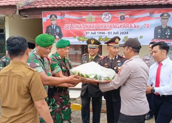Hari Bhayangkara ke-78, Forkopimcam Waru Bersama Danramil Waru Berikan Tumpeng ke Polsek Waru
