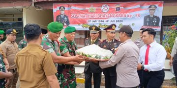 Hari Bhayangkara ke-78, Forkopimcam Waru Bersama Danramil Waru Berikan Tumpeng ke Polsek Waru