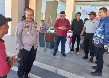 Personil Polresta Balikpapan Melakukan Peragaan Pengamanan VVIP di Halaman Mapolresta Balikpapan