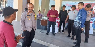 Personil Polresta Balikpapan Melakukan Peragaan Pengamanan VVIP di Halaman Mapolresta Balikpapan