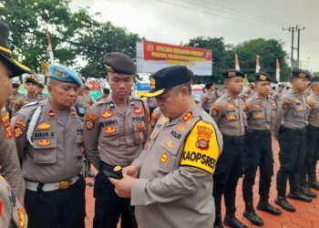 Pastikan Tidak Terlibat Judol, Kapolres Kukar Periksa HP Seluruh Personel