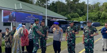 Dirpolairud Polda Kaltim Mengantar Keberangkatan Kasau dan Ketua PIA AG Beserta Rombongan di Base Ops Lanud Dhomber Balikpapan