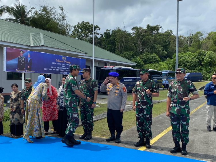 Dirpolairud Polda Kaltim Mengantar Keberangkatan Kasau dan Ketua PIA AG Beserta Rombongan di Base Ops Lanud Dhomber Balikpapan