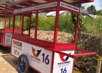 Agus Uriansyah, S.Pd, Ketua DPD Partai Perindo Berau Buktikan Programnya Bagi 10 Gerobak Untuk UMKM Teluk Bayur, dan Modal Usaha, Bukti Keberpihakan Untuk Rakyat Kecil