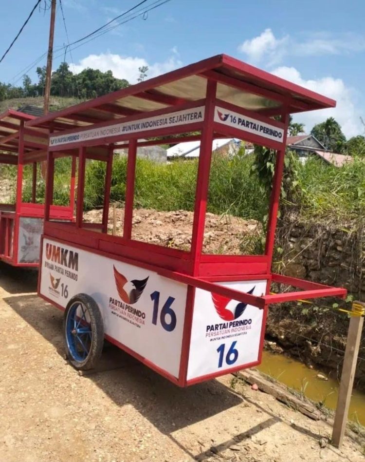 Agus Uriansyah, S.Pd, Ketua DPD Partai Perindo Berau Buktikan Programnya Bagi 10 Gerobak Untuk UMKM Teluk Bayur, dan Modal Usaha, Bukti Keberpihakan Untuk Rakyat Kecil