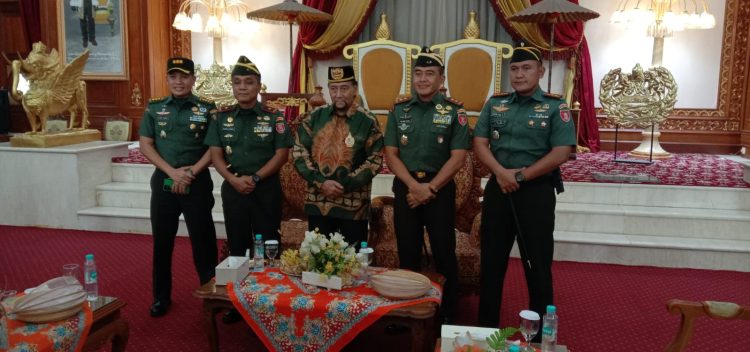 Pangdam VI/Mlw Silaturahmi Dengan Kesultanan Kutai Kartanegara: Bahas kesiapan HUT Ke-79 RI dan Kerukunan Masyarakat 