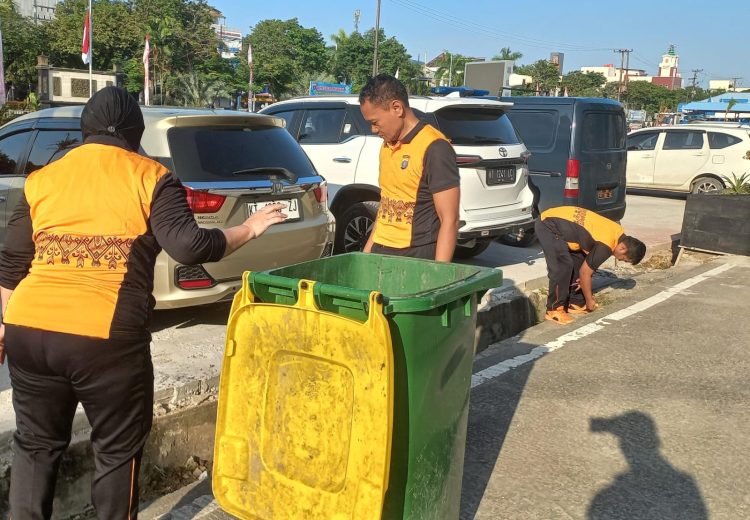 Polresta Balikpapan Gelar Olahraga dan Bersih Lingkungan di Halaman Mako Polresta