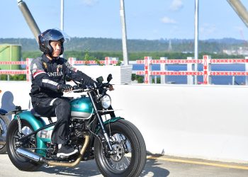 *Naik Motor, Presiden Jokowi Ajak Para _Influencers_ Tinjau Jalan Tol IKN*