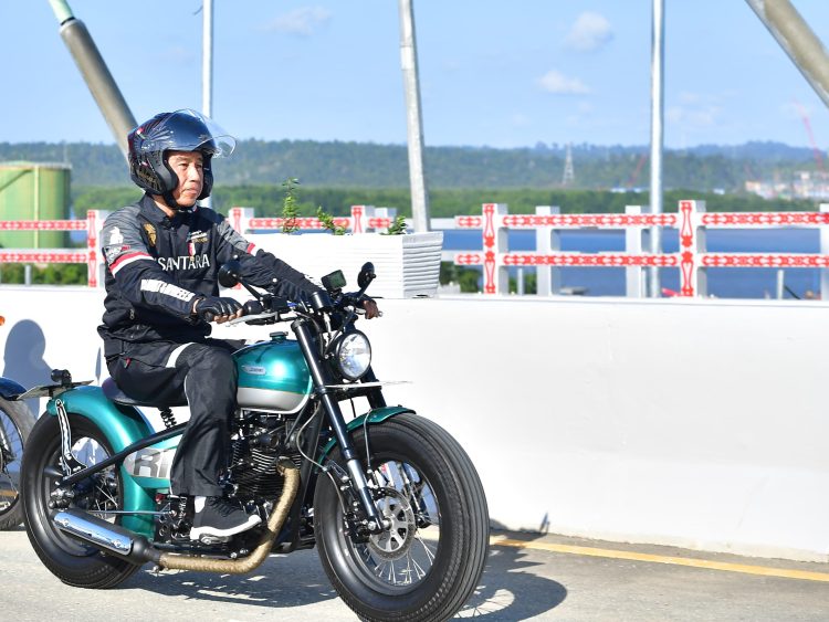 *Naik Motor, Presiden Jokowi Ajak Para _Influencers_ Tinjau Jalan Tol IKN*