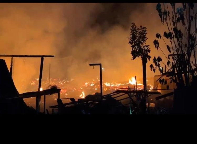 Si Jago Merah Mengamuk, 10 Rumah Warga Ludes di Jalan Sei Kuyang Gang Ramah Teluk Bayur