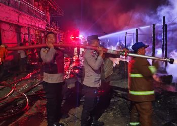 Quick Response, Personil Polres PPU Bantu Padamkan Kebakaran di Pasar Petung