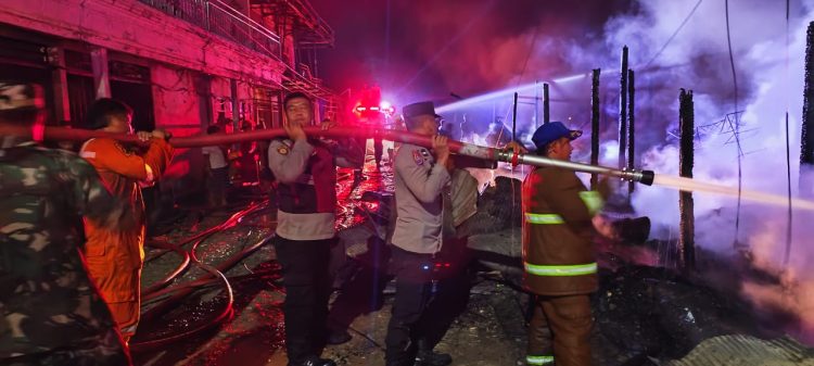 Quick Response, Personil Polres PPU Bantu Padamkan Kebakaran di Pasar Petung