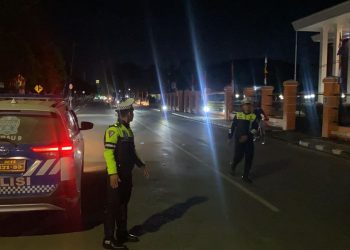 Personel Piket Unit Turjawali Sat Lantas Polres Berau Lakukan Patroli Malam untuk Tertibkan Lalu Lintas