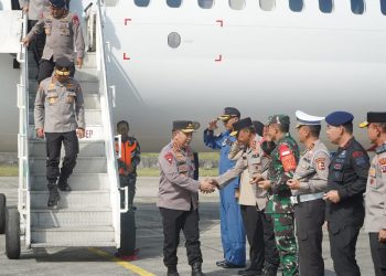 Dampingi Kunker Presiden Jokowi, Kapolda Kaltim Sambut Kedatangan Kapolri di Kota Balikpapan
