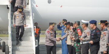 Dampingi Kunker Presiden Jokowi, Kapolda Kaltim Sambut Kedatangan Kapolri di Kota Balikpapan