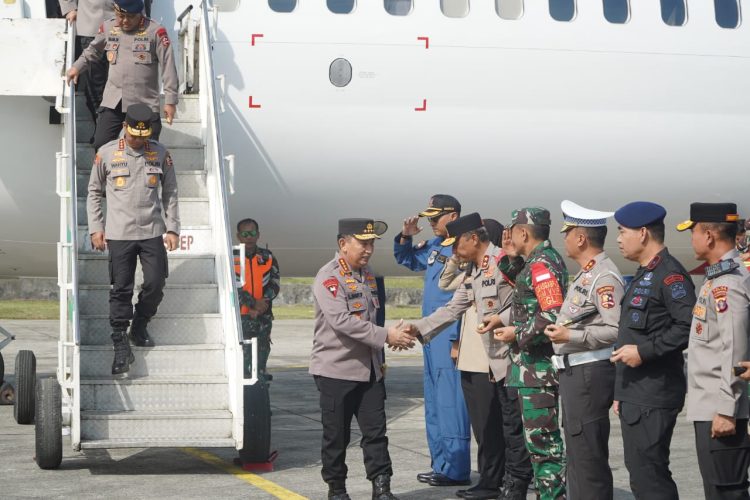 Dampingi Kunker Presiden Jokowi, Kapolda Kaltim Sambut Kedatangan Kapolri di Kota Balikpapan