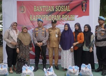 Kadivpropam Mabes Polri Bersama Jajaran Polda Kaltim Salurkan Bantuan Sosial 