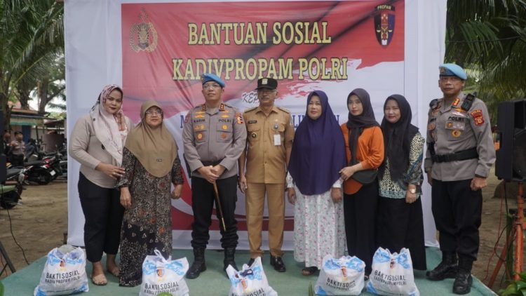 Kadivpropam Mabes Polri Bersama Jajaran Polda Kaltim Salurkan Bantuan Sosial 