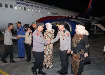 Wakapolda Kaltim Sambut Kedatangan Kapolri Bersama PJU Mabes Polri di Bandara SAMS Sepinggan Balikpapan