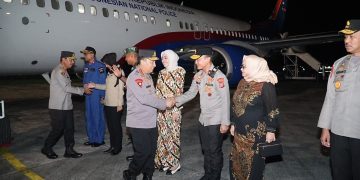 Wakapolda Kaltim Sambut Kedatangan Kapolri Bersama PJU Mabes Polri di Bandara SAMS Sepinggan Balikpapan