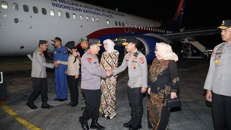 Wakapolda Kaltim Sambut Kedatangan Kapolri Bersama PJU Mabes Polri di Bandara SAMS Sepinggan Balikpapan