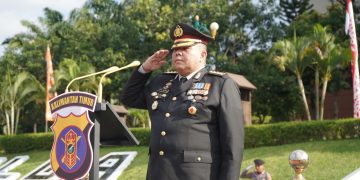 Semarak HUT RI ke-79, Karo SDM Polda Kaltim Pimpin Upacara Penurunan Bendera