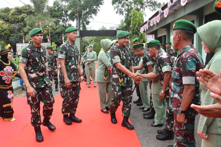Pangdam VI/Mulawarman Tekankan Netralitas TNI dan Penanggulangan Judi Online dalam Kunjungan Kerja ke Kodim 1002/Hulu Sungai Tengah