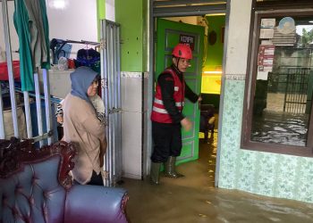 Curah Hujan Tinggi, Batalyon A Brimob Kaltim Bantu Evakuasi Warga Terjebak Banjir di MT. Haryono