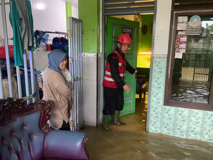 Curah Hujan Tinggi, Batalyon A Brimob Kaltim Bantu Evakuasi Warga Terjebak Banjir di MT. Haryono
