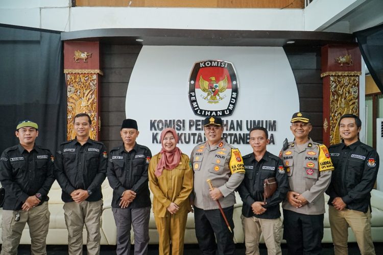 Kapolres Kukar Cek Kesiapan Pengamanan di Pos PAM Pilkada 2024 KPUD di Wilayah Hukumnya.