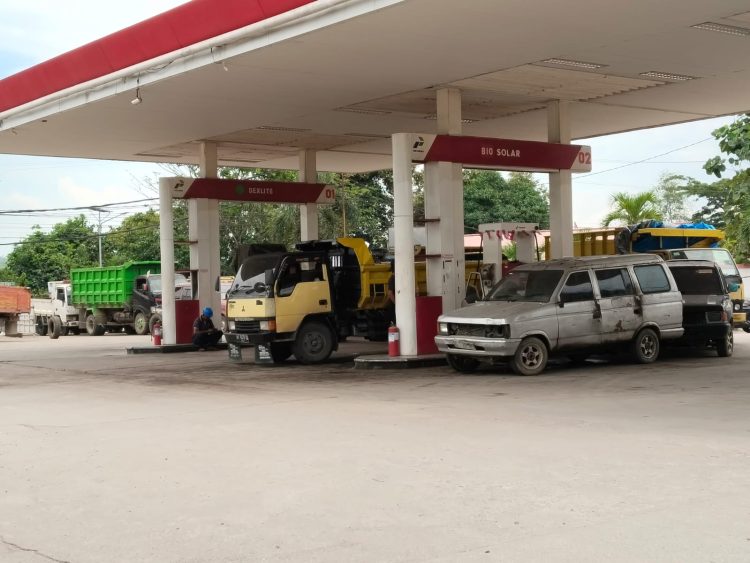 Warga Protes: Petugas SPBU 64.773.05 Bujangga Lebih Melayani Kendaraan Pengetab BBM Subsidi, Minta Aparat Penegak Hukum Menertibkan Oknum Pengetab BBM. 