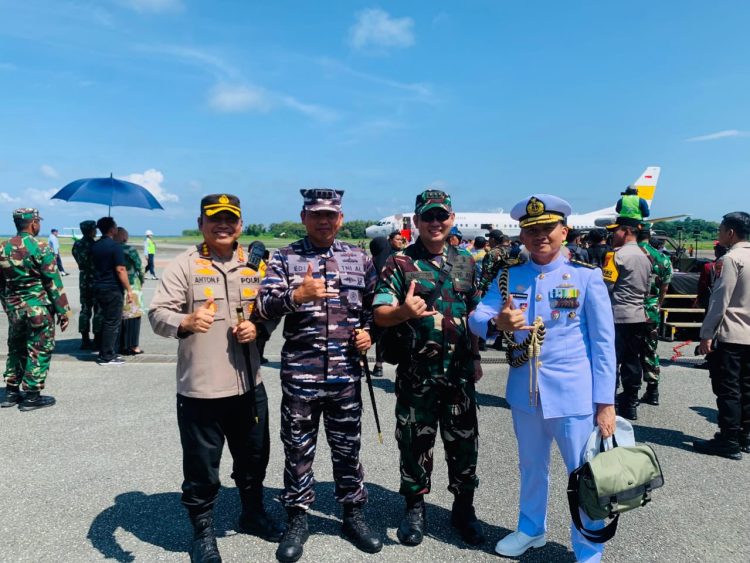Polresta Balikpapan Melakukan Pengamanan Kirab, Pengembalian Duplikat Bendera Pusaka Merah Putih.