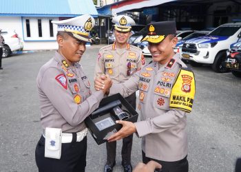 Pimpin Apel di Ditlantas, Wakapolda Kaltim Berikan Arahan dan Souvenir Kepada Personel Lantas