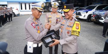 Pimpin Apel di Ditlantas, Wakapolda Kaltim Berikan Arahan dan Souvenir Kepada Personel Lantas