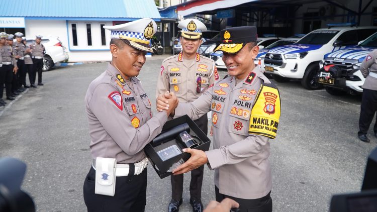Pimpin Apel di Ditlantas, Wakapolda Kaltim Berikan Arahan dan Souvenir Kepada Personel Lantas
