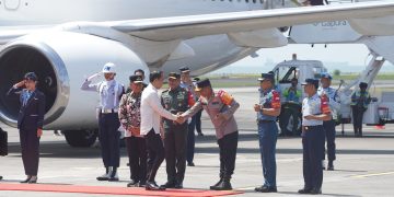 Presiden Jokowi Tiba di Balikpapan, Siap Berikan Arahan Strategis kepada Pejabat TNI-Polri di IKN