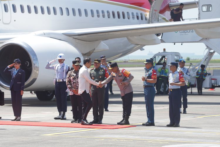 Presiden Jokowi Tiba di Balikpapan, Siap Berikan Arahan Strategis kepada Pejabat TNI-Polri di IKN