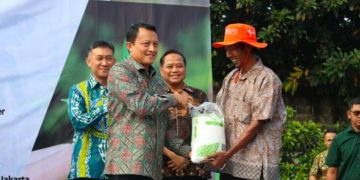 Kejati Daerah Khusus Jakarta Menyerahkan 12,6 Ton Pupuk dan 365,27 kg Benih Tanaman Pangan kepada 31 Kelompok Tani di Wilayah Daerah Khusus Jakarta.