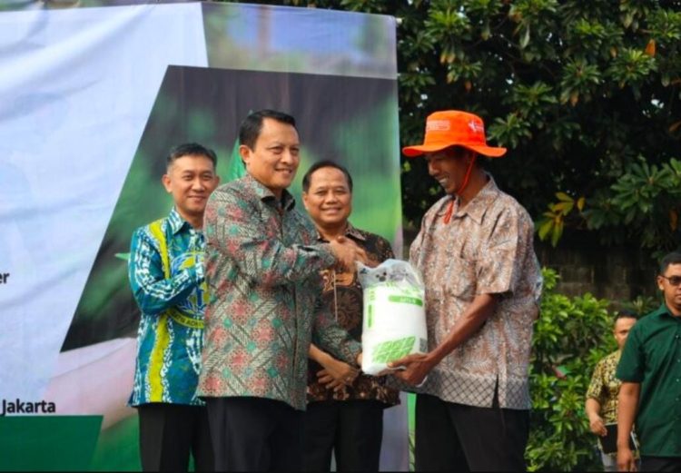 Kejati Daerah Khusus Jakarta Menyerahkan 12,6 Ton Pupuk dan 365,27 kg Benih Tanaman Pangan kepada 31 Kelompok Tani di Wilayah Daerah Khusus Jakarta.