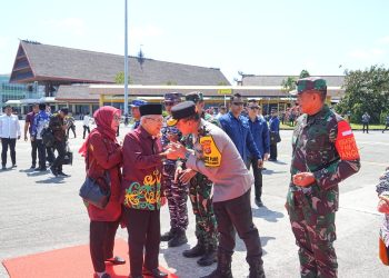 Kapolda Kaltim Hantarkan Presiden RI, Wakil Presiden RI dan Menteri Pertahanan di Bandara VIP SAMS Balikpapan