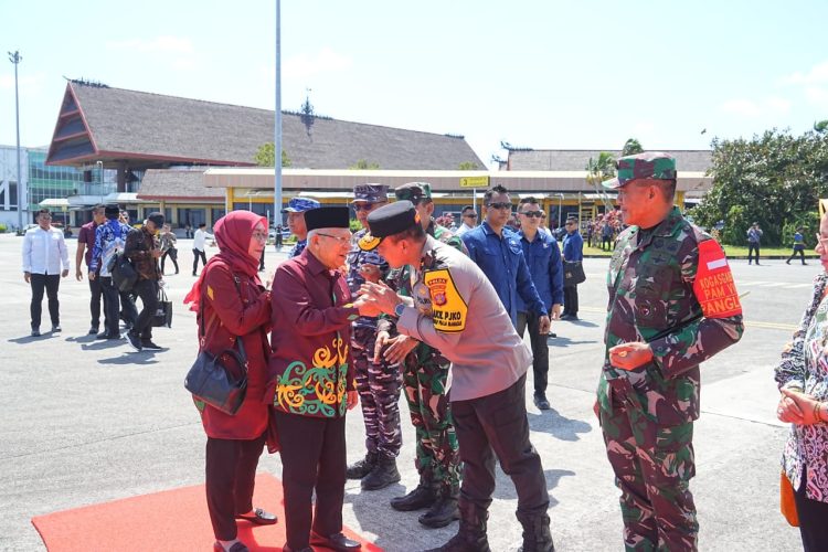 Kapolda Kaltim Hantarkan Presiden RI, Wakil Presiden RI dan Menteri Pertahanan di Bandara VIP SAMS Balikpapan