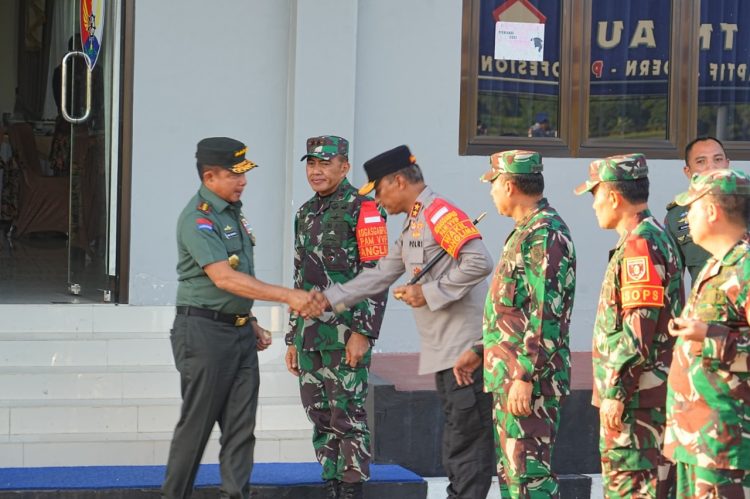 Kapolda Kaltim Hantarkan Panglima TNI dan Kapolri di Bandara SAMS Balikpapan