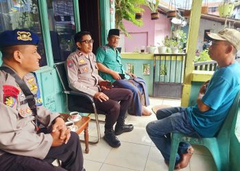 Rumah Roboh di Pesisir Klandasan Ulu, Personel Dit Polairud Polda Kaltim Tindaklanjuti Laporan Warga