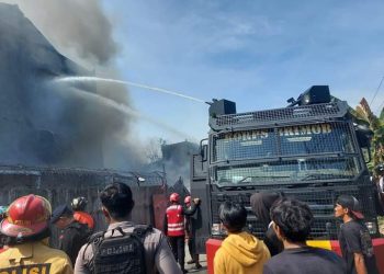 Kebakaran di Gudang Plastik Bukit Cinta, Tim Brimob dan BPBD Evakuasi 11 Karyawan