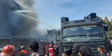 Kebakaran di Gudang Plastik Bukit Cinta, Tim Brimob dan BPBD Evakuasi 11 Karyawan