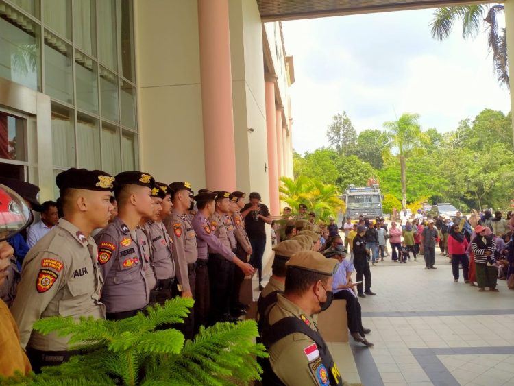 Aksi Unjuk Rasa di Kantor Pertanahan dan Kantor Bupati Kabupaten PPU, Polres PPU Lakukan Pengamanan