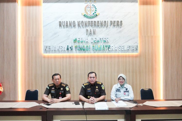 PENETAPAN 3 (TIGA) TERSANGKA DALAM PERKARA DUGAAN TINDAK PIDANA KORUPSI KEGIATAN/PEKERJAAN PEMBANGUNAN PRASARANA KERETA API RINGAN/LIGHT RAIL TRANSIT (LRT) DI PROVINSI SUMATERA SELATAN