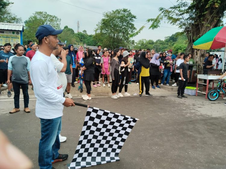 Ribuan Masyarakat Kecamatan Teluk Bayur Mengikuti Jalan Santai MP dan AW #Menyala Abang Ku